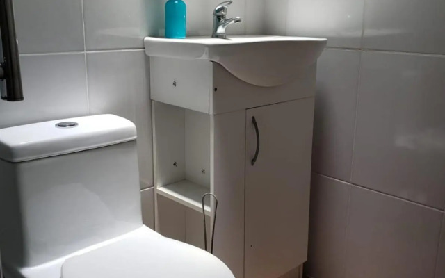 Un lugar encantador con una pequeña terraza