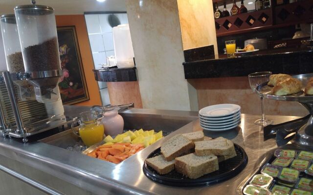 Hotel Ribera Del Rio Av 2N