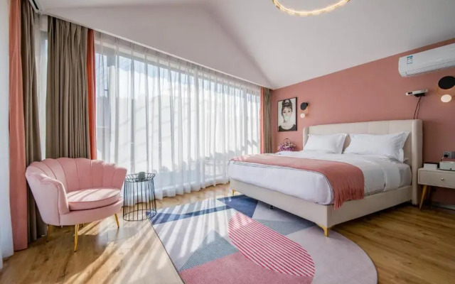 No Flowers Boutique Hostel