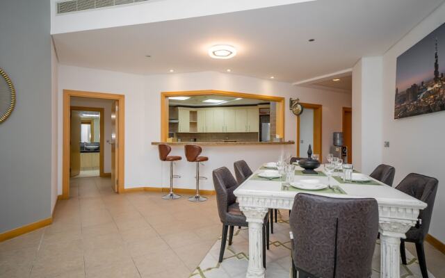 Luton Vacation Homes - Shoreline Apartment with Beach access