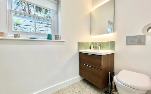 The Vicarage Newlyn 1 Bed River View Parking