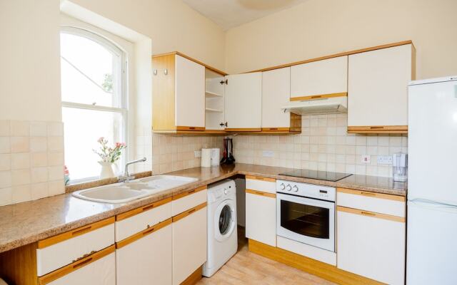 Spacious 4 Bedroom Home on Gloucester Road