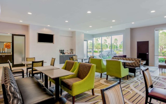 La Quinta Inn & Suites by Wyndham McAllen Convention Center