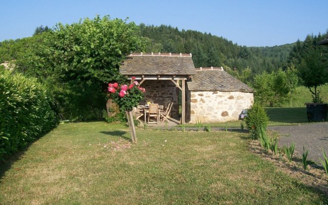 Holiday Home in Auvergne with Roofed Garden and Terrace