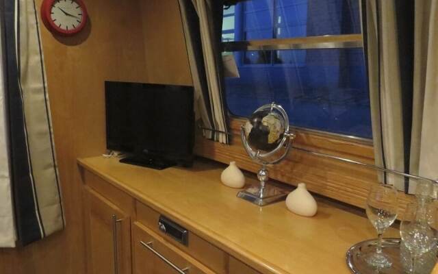 Houseboat Hotels