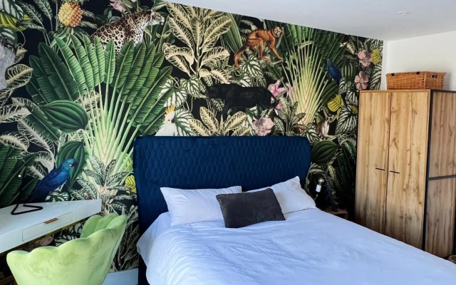Stunning Riverside View Apartment, near Canary Wharf & O2