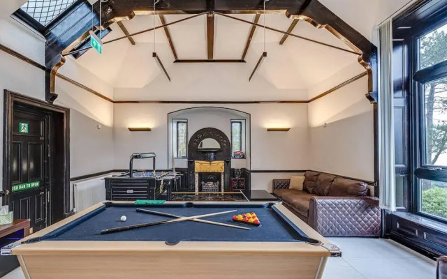 Delightful Holiday Home With sea Views and Hot Tub