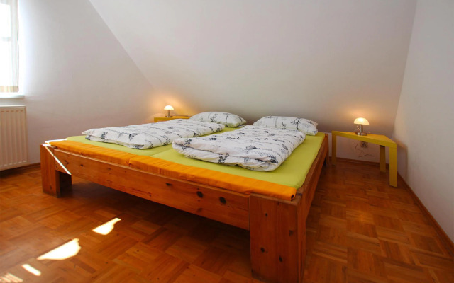 Flat in Klocksin with a garden