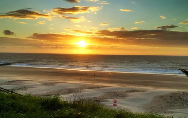 AMAZING BEACH & SUNSETS JUST 75m FROM THE BEACH!