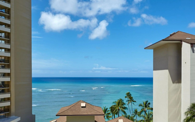 Halepuna Waikiki by Halekulani