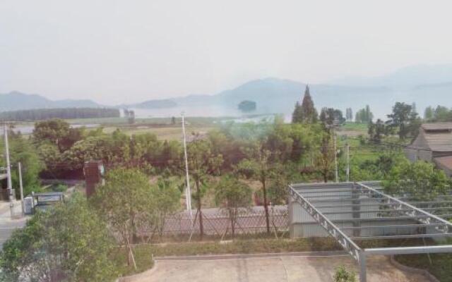Lakeside Xiaozhu Guesthouse