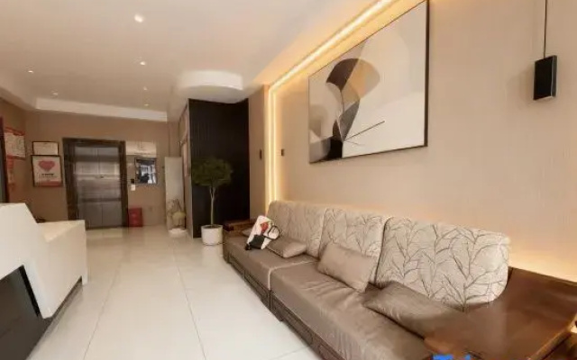Huayi Hotel (Minquan Renmin Road)