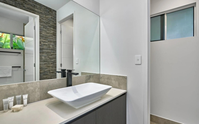 Canopy Views Luxury Holiday House Palm Cove