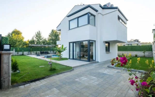 Marvelous Villa With Pool and Jacuzzi in Fethiye