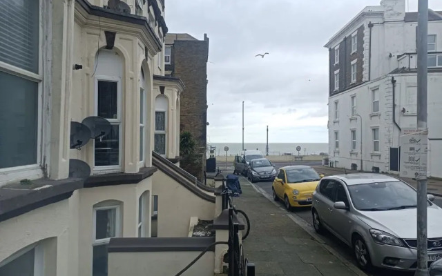 Seaside Haven Coastal Comfort 200m from the Beach