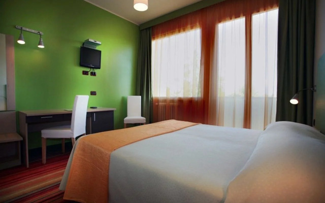 Hi Hotels Sirmione - Lakeview Pool