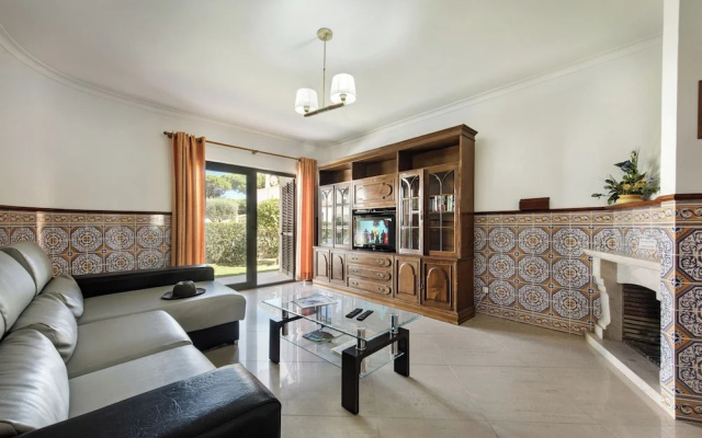 Residential Cul-de-sac Walking Distance to Centre, Private Pool, Free AC & Wifi
