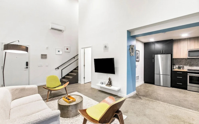 Posh Lofty Pad in Central Redmond