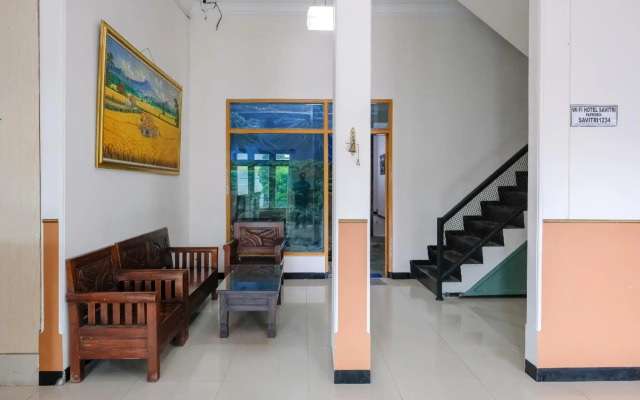 Hotel Savitri Country