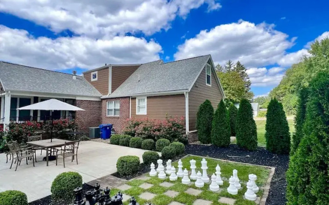 Modern Home Just 10 Mins to Notre Dame 18384