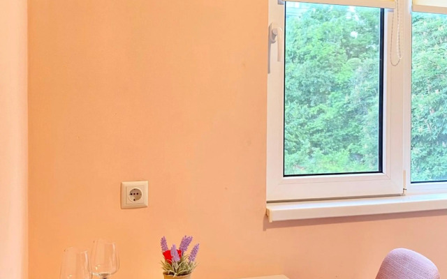 Sunny Central Apartment with TV & Wi-Fi