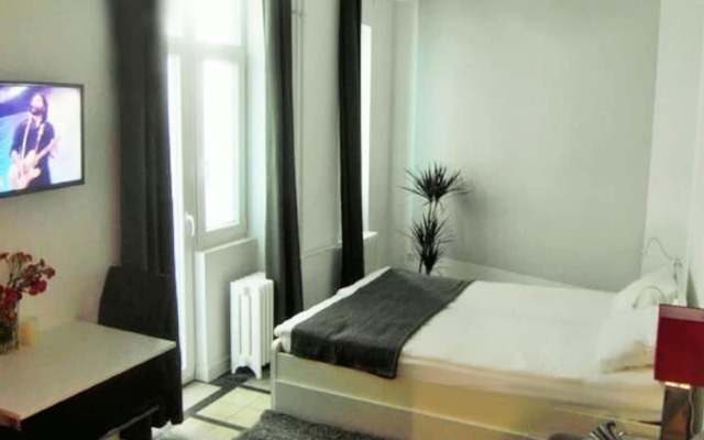 Super Central Studio Apartment - With Balcony
