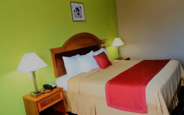 Oak Tree Inn & Suites
