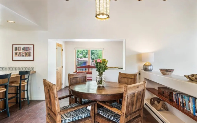 Old Santa Fe Trail - Walk Everywhere, Kiva Fireplace, Amazing Natural Light