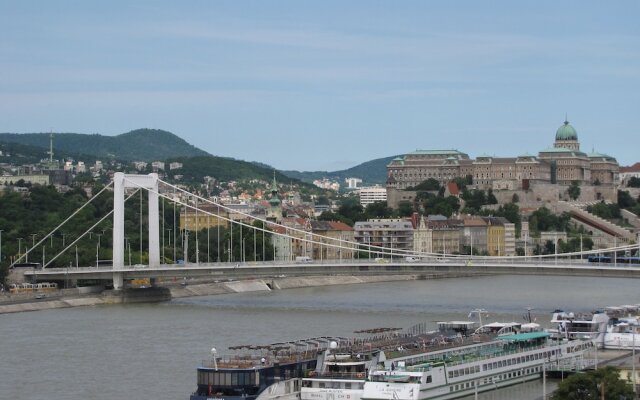 Vaci Apartment Danube