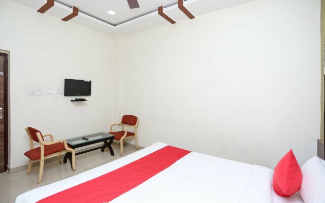 OYO 12376 Hotel Dhanraj