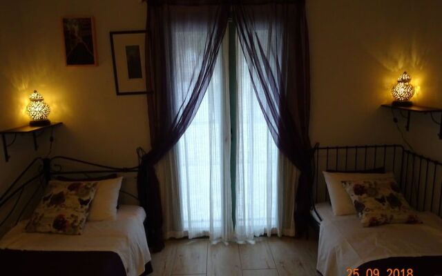 Artist's Villa Red Rose