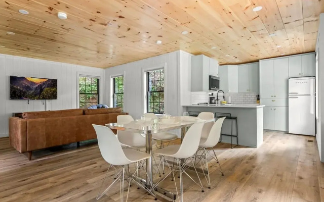 Group Getaway, Modern Cabins Sleep 16, Gatlinburg