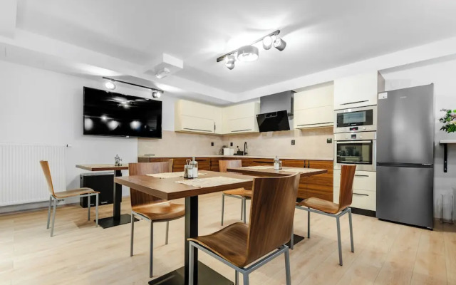 No. 28 Rooms & Apartments