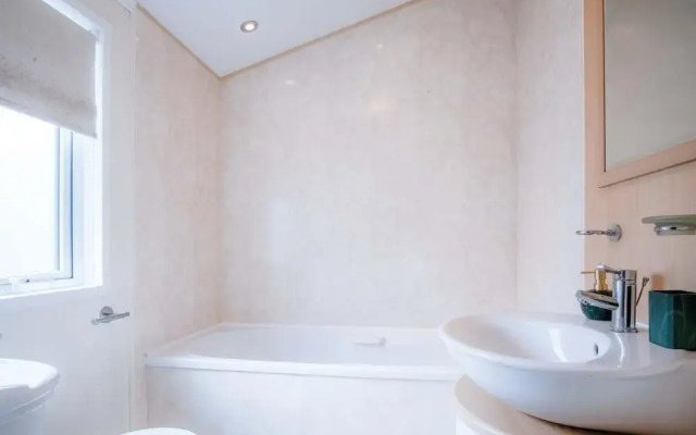 2 Manor Lodge - 2 Bedroom Lodge - Pendine