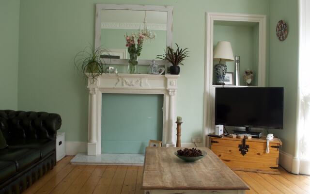 Garden Home Near City Centre With Parking, Sleeps 5