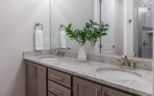 Stargazer Luxury Condo, Rooftop Views, Private Hot Tub