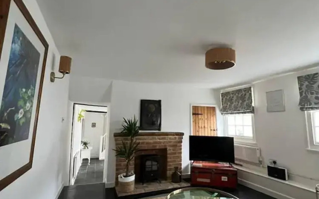 2 Bed Grade 2 - Dates Back to 1500's