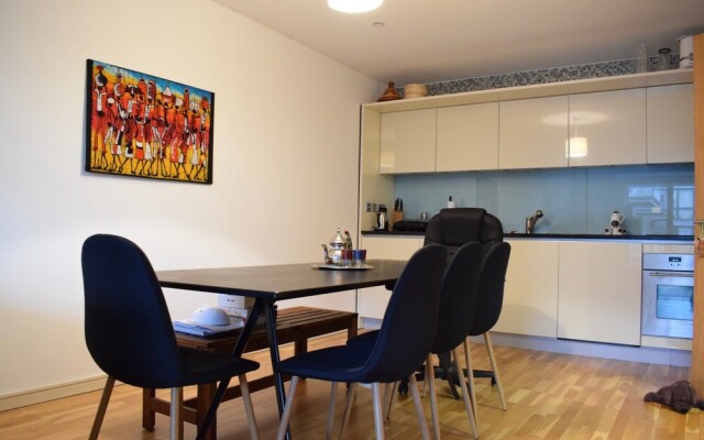 1 Bedroom Flat Near Old Street With Balcony