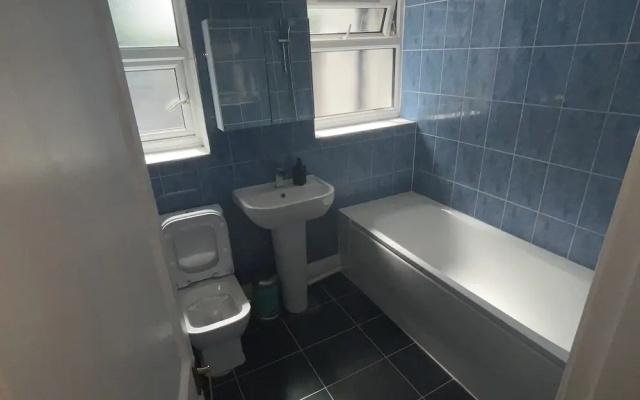 New Malden - 4 Beds - Sleeps 8 - Garden - Wifi