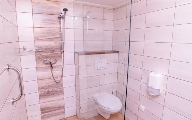 Három a Kislány Panzió