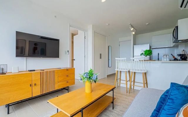 w Majestic 1BR w Stunning Balcony View