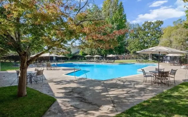 Luxe Golf View Condo Prime Napa Location