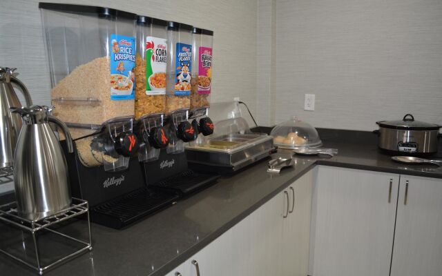 Orangewood Inn & Suites Kansas City Airport