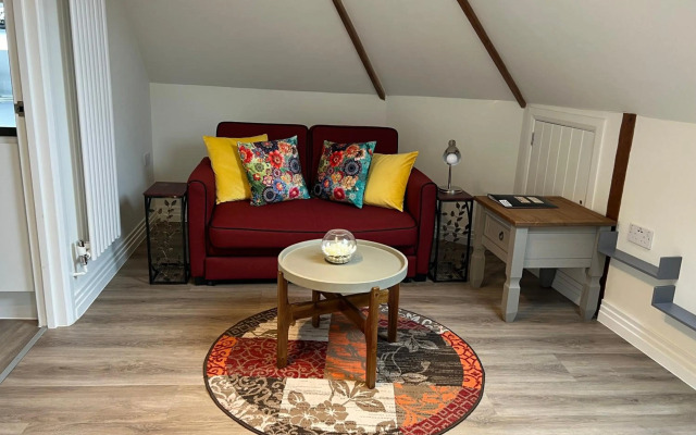 Delightful 1 bedroom Split-Level Apt in Glastonbury Town Centre