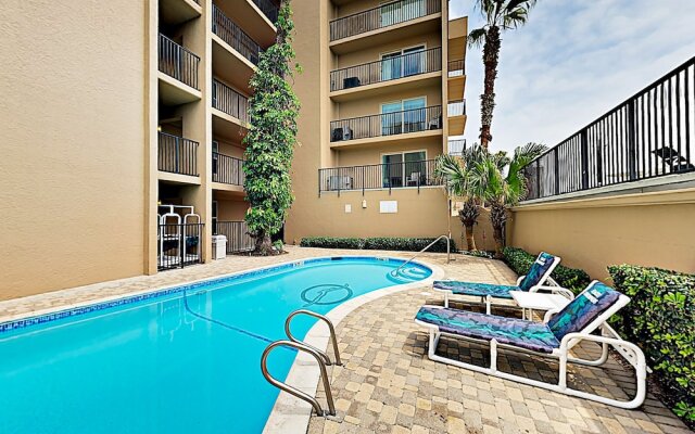 Beachfront W/ Pool & Balcony - Walk To Beach 2 Bedroom Condo