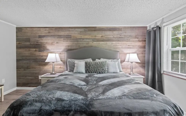 Modern 2br Condo in the Smokys!