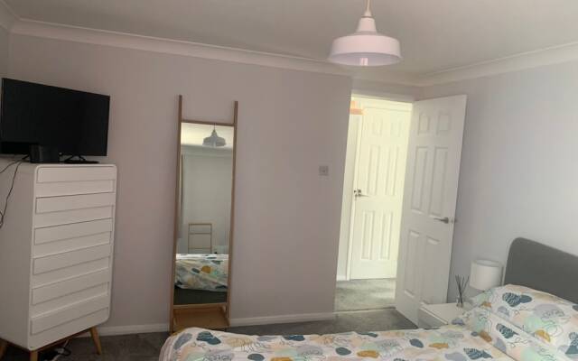 Charming 2-bed Apartment in Swansea