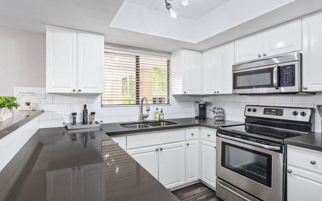 Beautiful Newly Remodeled 2-bdrm Biltmore Condo!