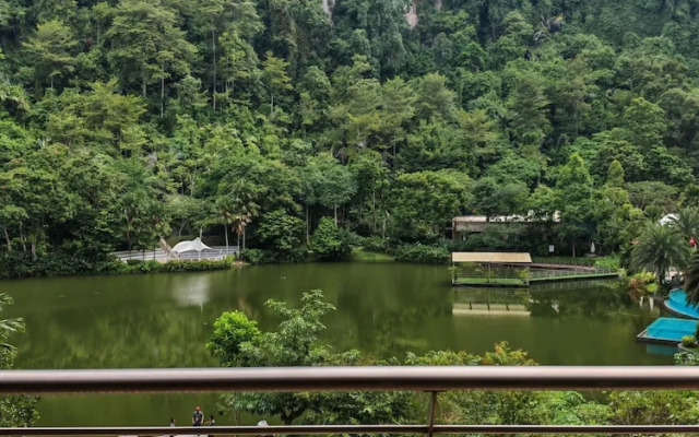 Mountain & Lake Views' Suite Cycas
