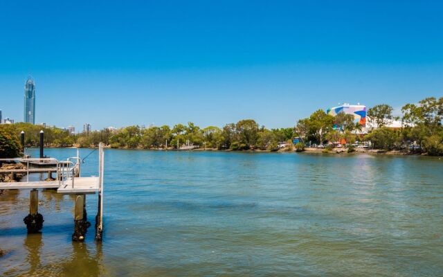 Edgewater on Chevron Waterfront 5 Bedroom Deluxe House Central Surfers